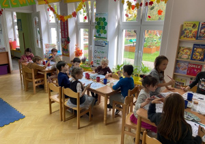 Dzieci malują farbami przy stolikach